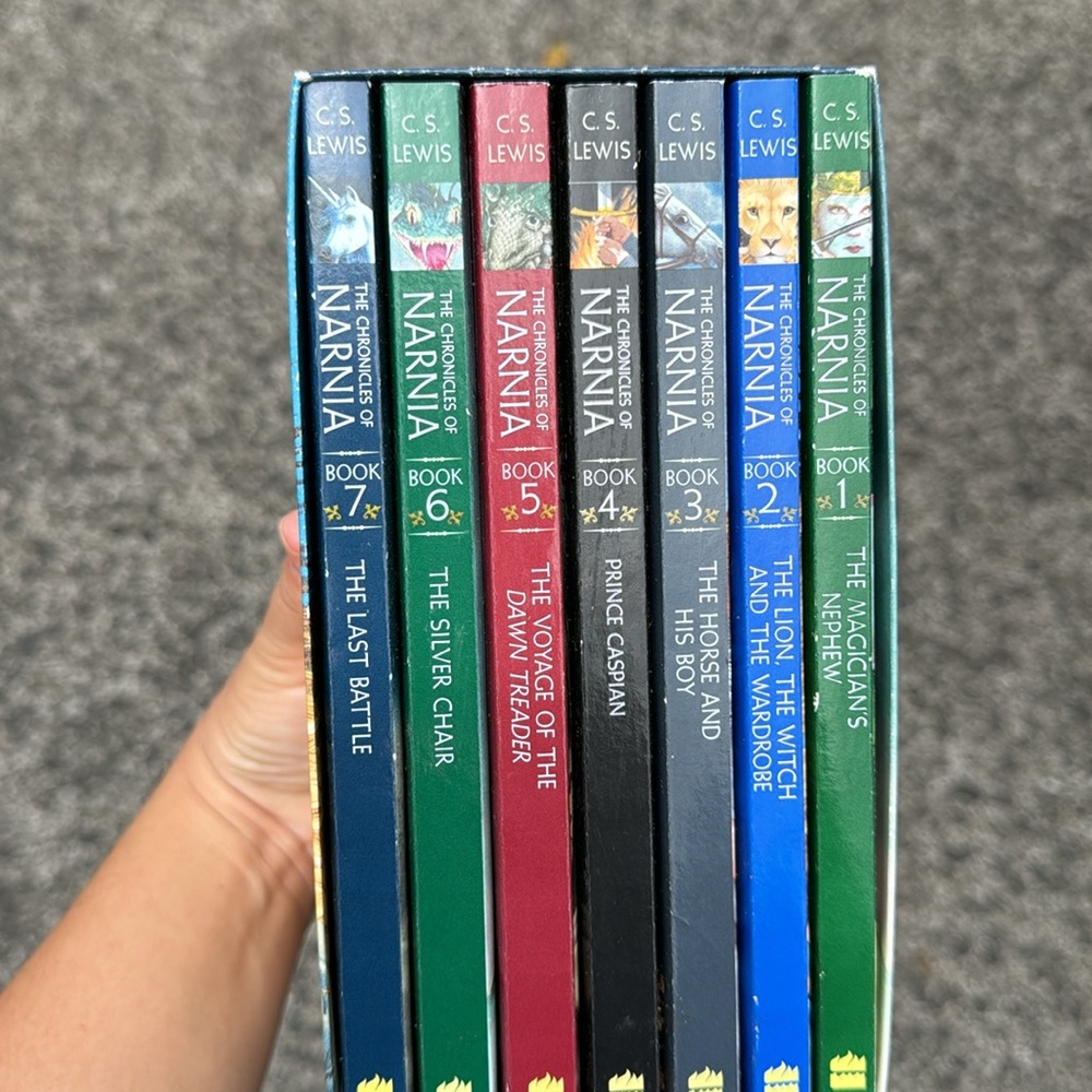 Narnia Box Set w/BONUS trivia book